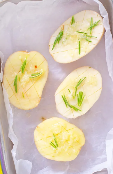 Aardappelen met rozemarijn en knoflook — Stockfoto