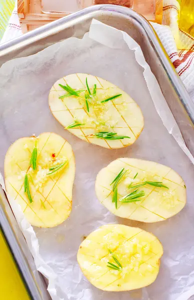 Картофель с розмарином и чесноком — стоковое фото