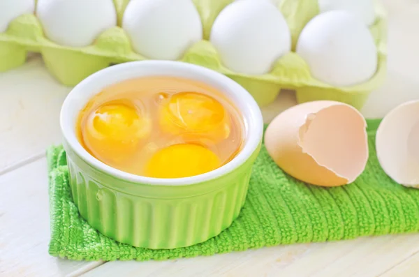 Сырые яйца — стоковое фото