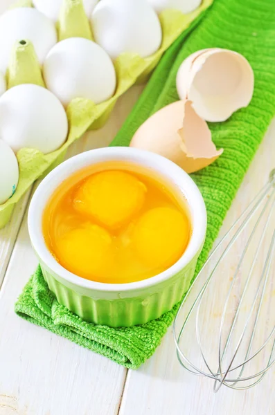 Сырые яйца — стоковое фото
