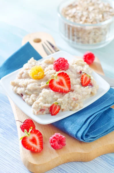 Oat flakes with berries — Stock Photo, Image