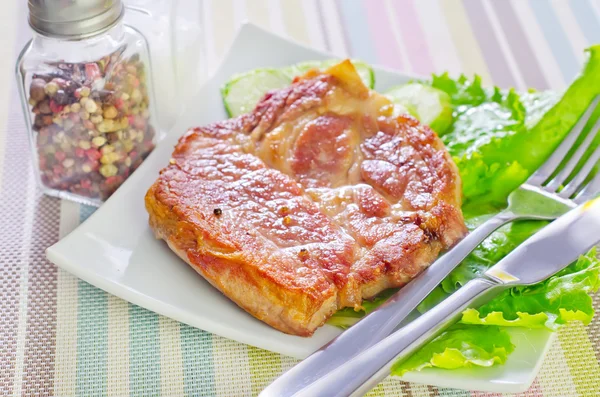 Steak avec feuilles de salade — Photo