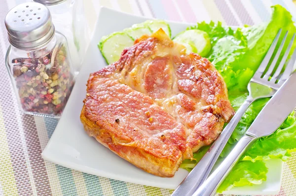 Steak mit Salatblättern — Stockfoto