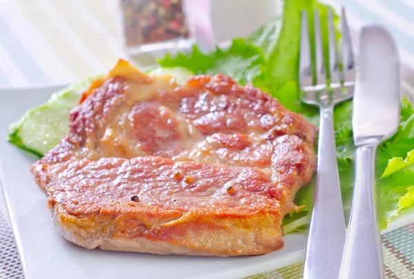 Steak met salade bladeren — Stockfoto