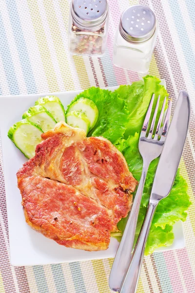 Bistecca con foglie di insalata — Foto Stock