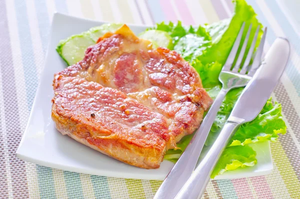 Steak mit Salatblättern — Stockfoto