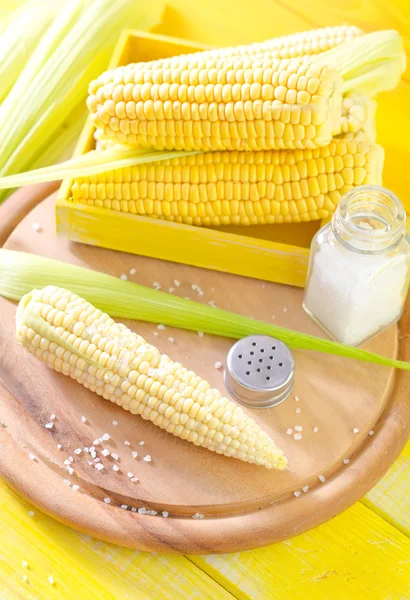 Варена кукурудза з сіллю — стокове фото