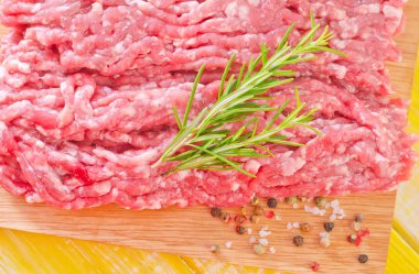 Kıyılmış et ile baharat