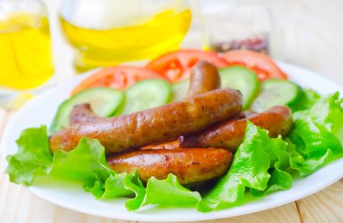 sosis tabakta salatası ile