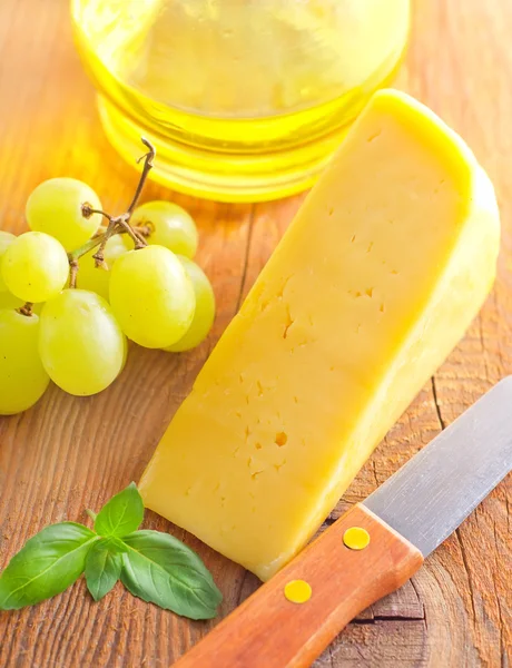 Cheese, grapes and knife — Stock Photo, Image