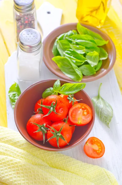 Świeże pomidory w misce — Zdjęcie stockowe