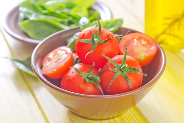Fresh tomatoes in a bowl — Stock Photo, Image