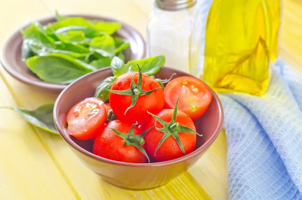 Tomates frescos en un tazón —  Fotos de Stock