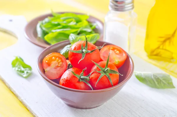 Tomates frescos en un tazón —  Fotos de Stock