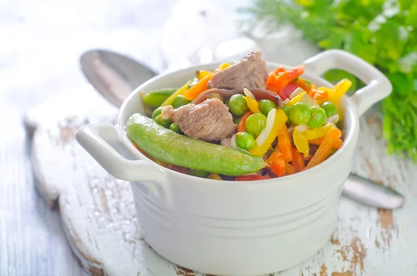 Gebackenes Gemüse mit Fleisch — Stockfoto