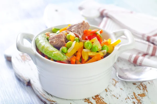 Verduras horneadas con carne —  Fotos de Stock