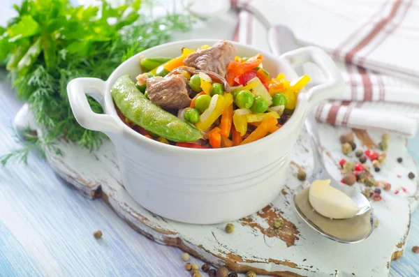 Pieczone warzywa z mięsem — Zdjęcie stockowe