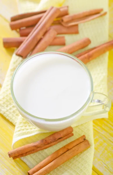 Milch mit Zimt — Stockfoto