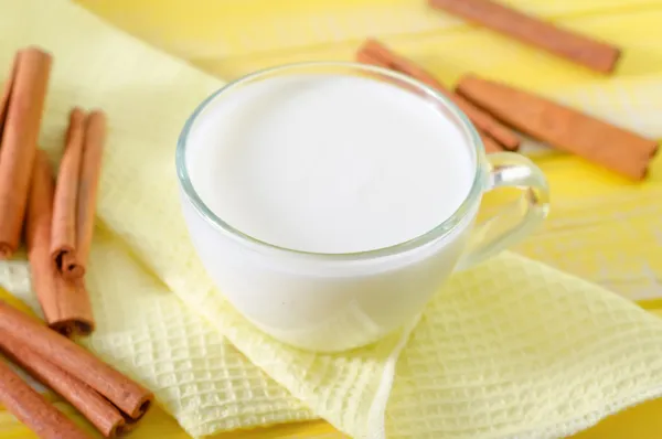 Milk with cinnamon — Stock Photo, Image