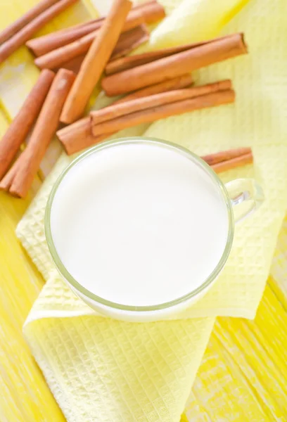 Milk with cinnamon — Stock Photo, Image