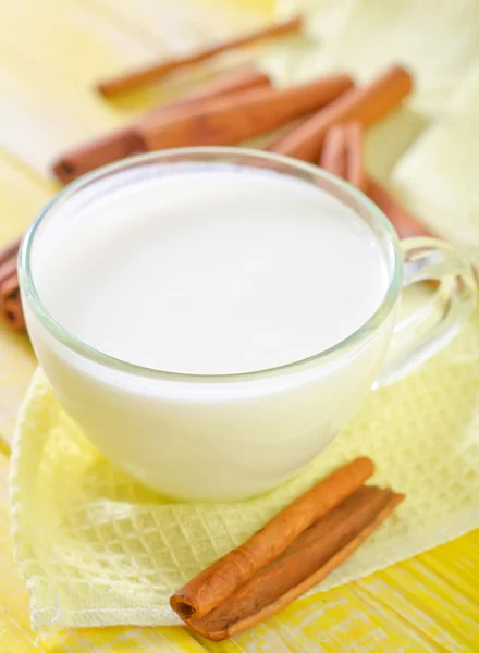 Milk with cinnamon — Stock Photo, Image