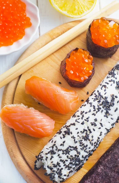 Frische Brötchen und Sushi mit Lachs — Stockfoto