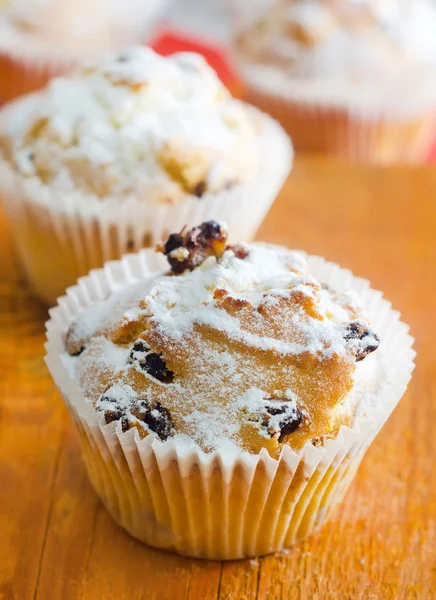 Muffins dulci cu ceai pe masă — Fotografie, imagine de stoc