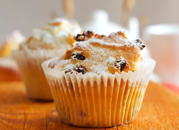 Γλυκό muffins με τσάι στο τραπέζι — Φωτογραφία Αρχείου