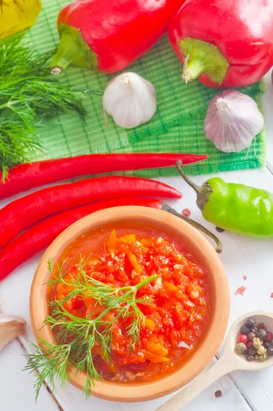 Čerstvá šťáva z rajčat a chilli papričkami — Stock fotografie