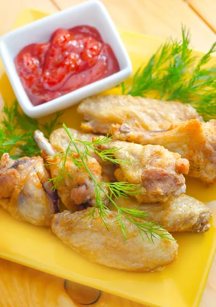 Piatti di carne calda - Ali di pollo alla griglia con salsa piccante rossa — Foto Stock
