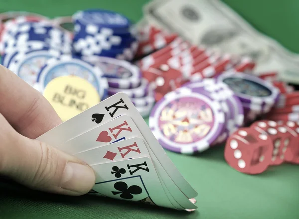 Carte pour poker dans la main, jetons et carte pour le poker — Photo