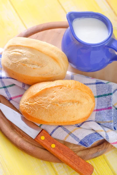 Milk and bread — Stock Photo, Image