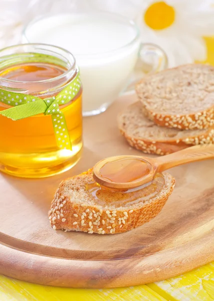 蜂蜜和面包 — 图库照片