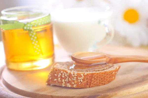 Honey and bread — Stock Photo, Image