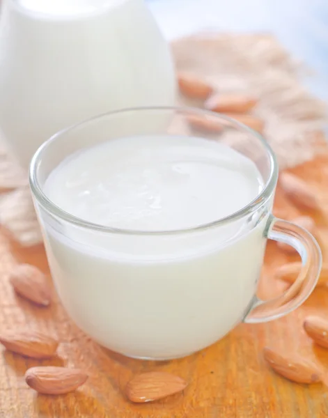 Leche con almendras —  Fotos de Stock