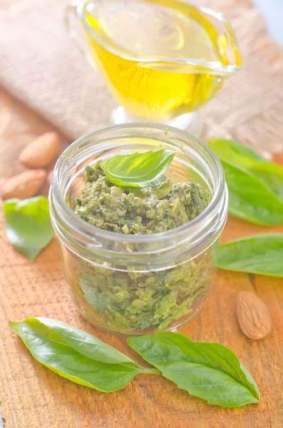 Pesto på träbord — Stockfoto