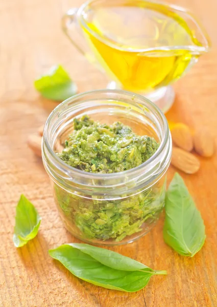 Pesto na dřevěný stůl — Stock fotografie