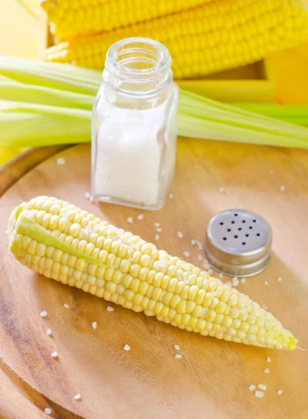 Кукуруза с солью — стоковое фото