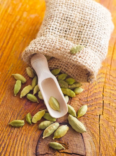 Dry aroma cardamon on the wooden board — Stock Photo, Image