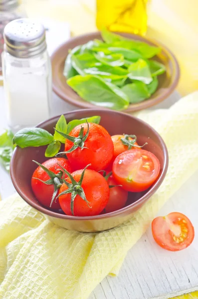 Tomato and basil — Stock Photo, Image