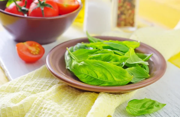 Basilikum und Tomaten — Stockfoto