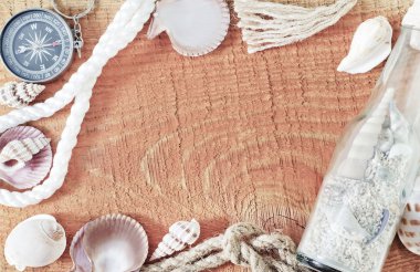 Ahşap zemin üzerinde deniz kabukları