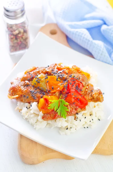 Arroz hervido con carne y verduras —  Fotos de Stock