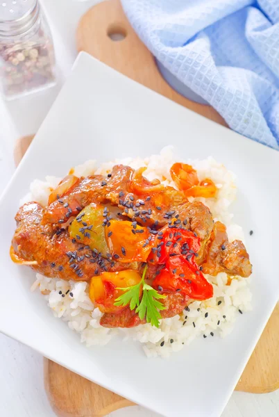 Варений рис з м'ясом та овочами — стокове фото