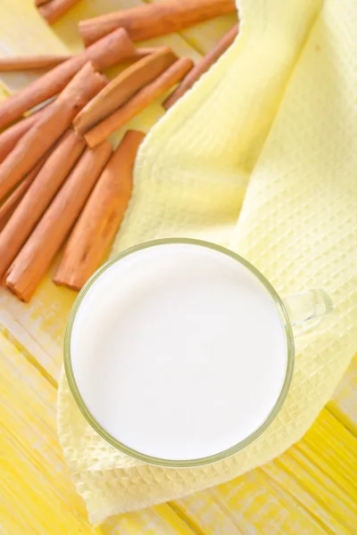 Milk with cinnamon — Stock Photo, Image