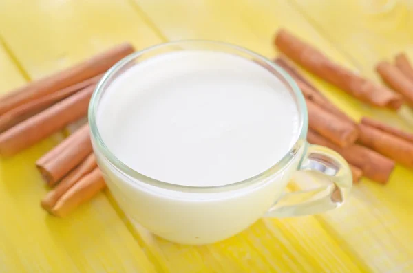 Молоко с корицей — стоковое фото