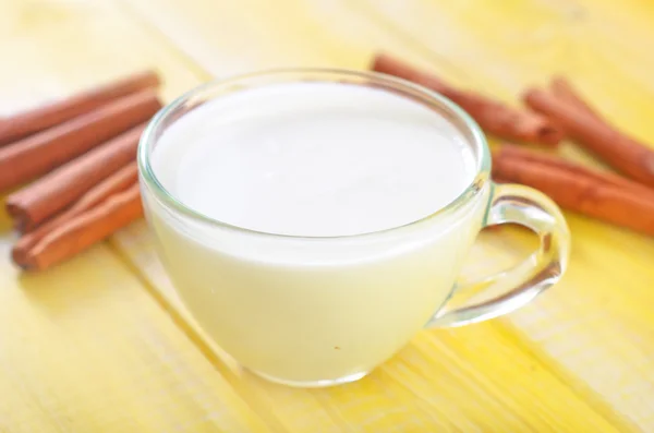 Milk with cinnamon — Stock Photo, Image