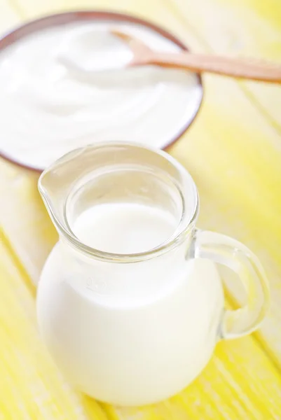 Saure Sahne und Milch — Stockfoto