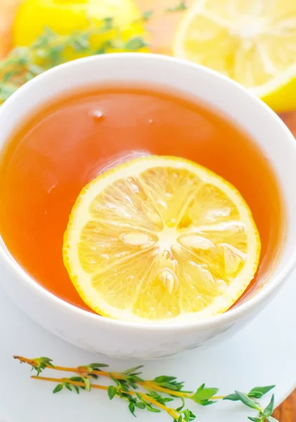 Frischer Tee mit Zitrone in der weißen Tasse — Stockfoto