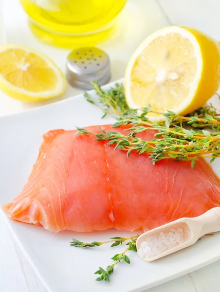 Roher Lachs auf dem weißen Teller mit Thymian und Salz — Stockfoto